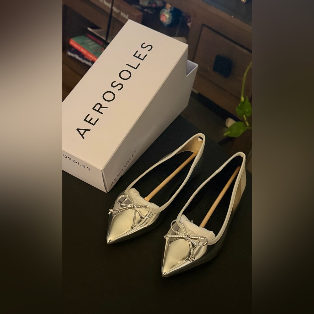 AEROSOLES Silver Flats with Bow